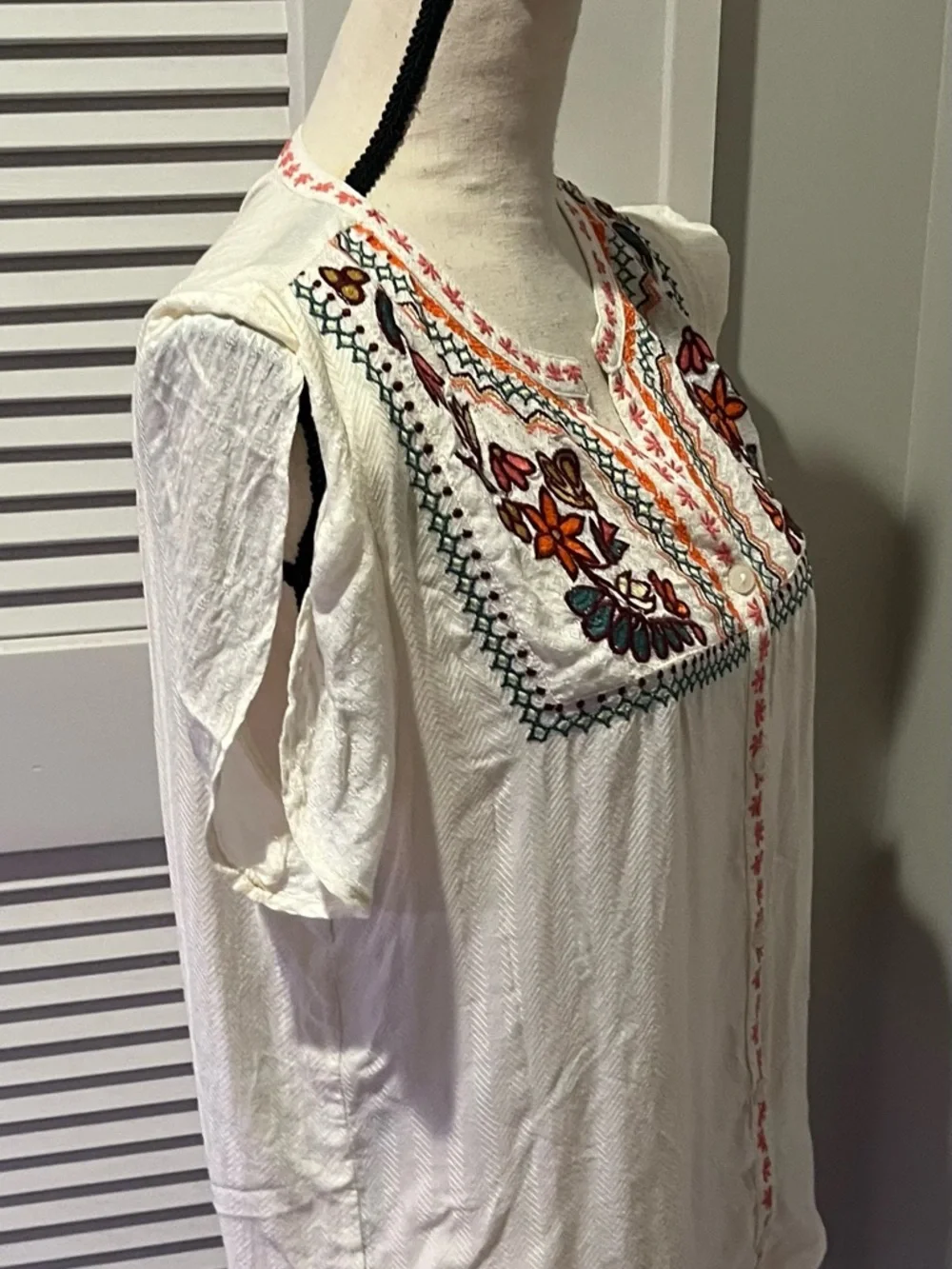 Double D Ranch Ivory Embroidered Button-Front Blouse - Picture 2 of 5